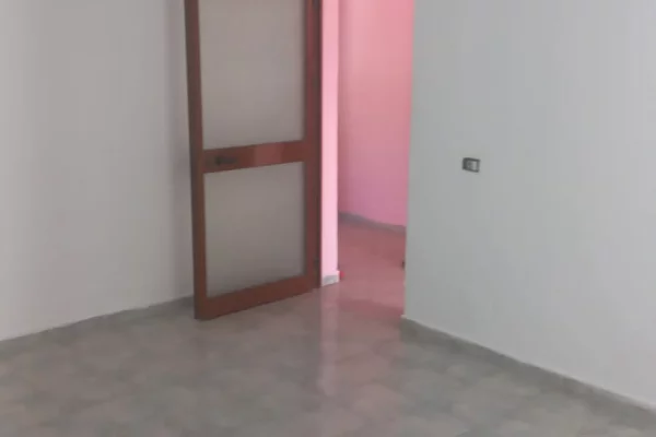 Jepet me Qera 1+1 mobiluar me parking 