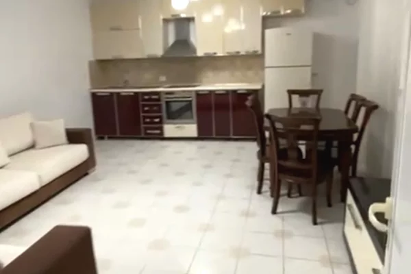 Jepet me Qera 3+1 e mobiluar me parking Kombinat