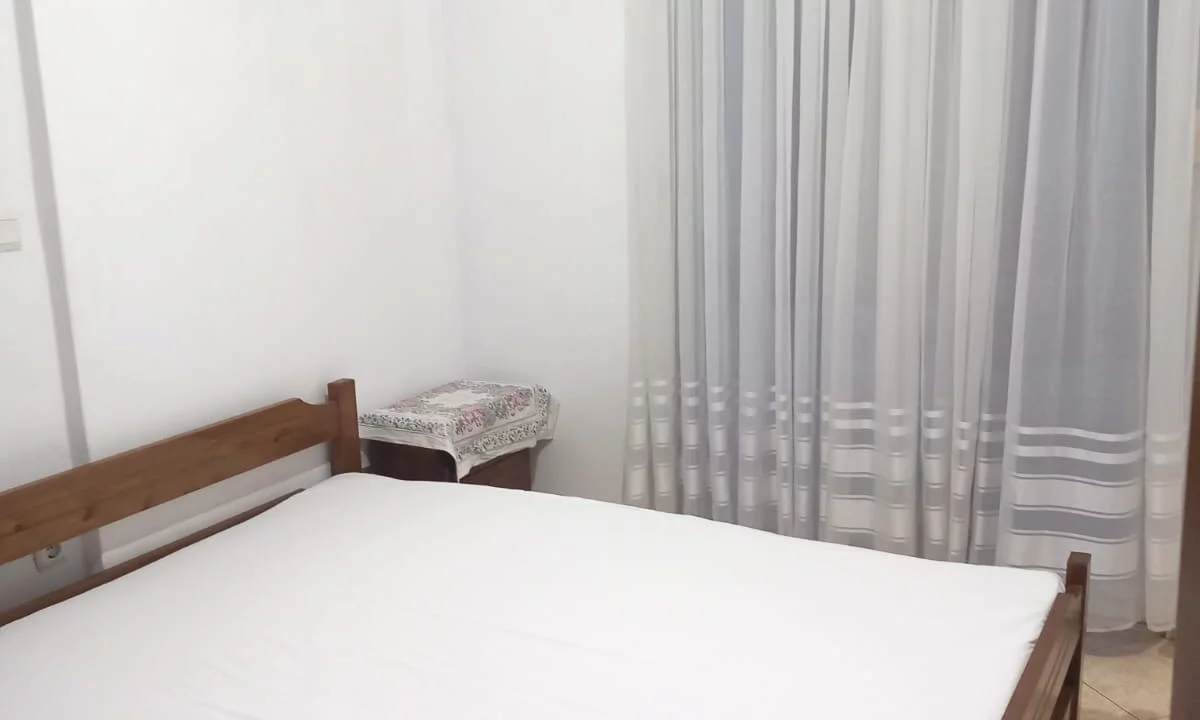 Shtepi me qera Shtepi Private ne Tirane, 1+1, Mobilimi E mobiluar, Pagesa 30,000  Leke.