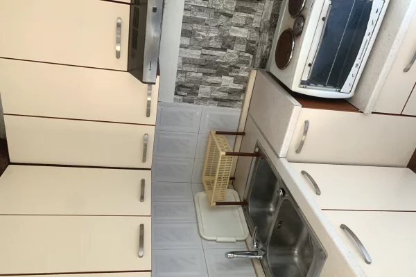 Jepet me Qera Garsionere e mobiluar ne Pallat 27000 leke