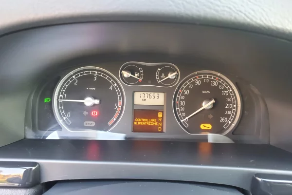 Makina ne shitje ne Tirane - 2,900 Euro