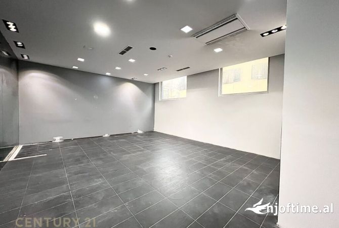 Ambiente Commerciale in Affitto 3+1 a Tirana - 1,100 Euro