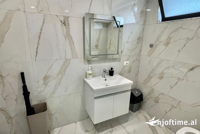 JEPEN ZYRA ME QIRA NE QENDER, BULEVARDI ZOGU I PARE !