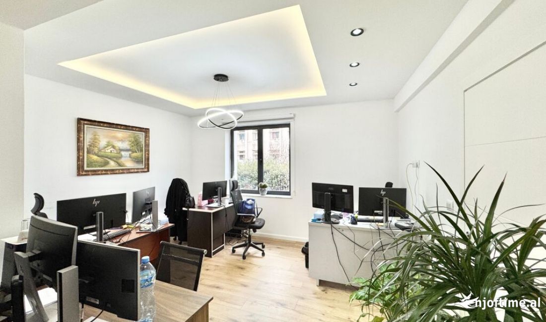 JEPEN ZYRA ME QIRA NE QENDER, BULEVARDI ZOGU I PARE !