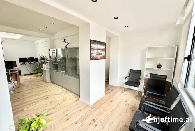 Ambiente Commerciale in Affitto 3+1 a Tirana - 999 Euro