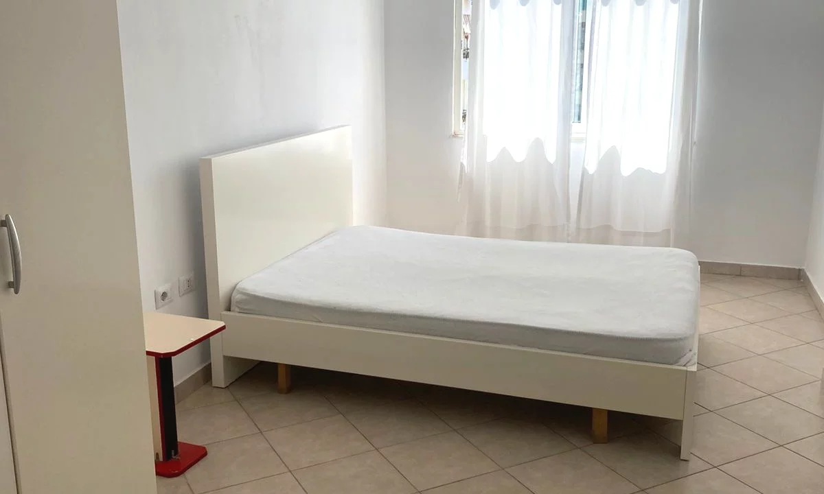 Shtepi me qera Apartament ne Tirane, 1+1, Mobilimi E mobiluar, Pagesa 35,000  Leke.