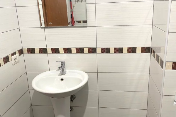 Shtepi me qera Apartament ne Tirane, 1+1, Mobilimi E mobiluar, Pagesa 35,000  Leke.