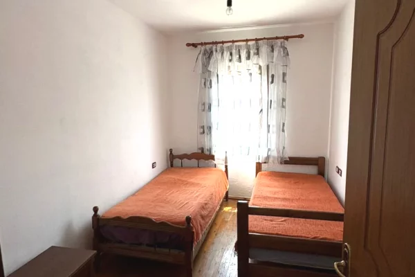 Shtepi me qera 2+1 ne Tirane - 38,001 Leke