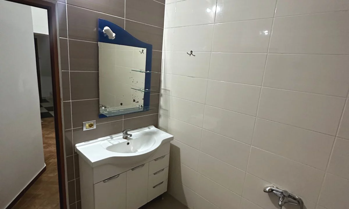 Shtepi me qera Vila Luksoze ne Tirane, Garsoniere, Mobilimi E mobiluar, Pagesa 30,000  Leke.