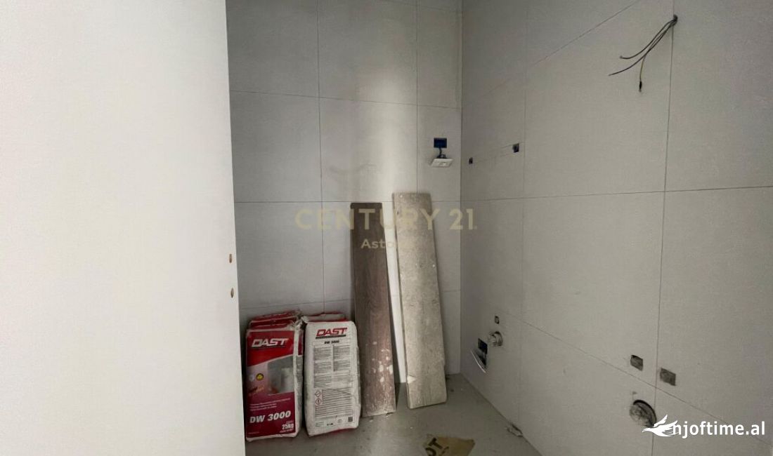 AMBIENT PER QIRA 2+1 ME POST PARKIMI, "LAKE VIEW" LIQENI I TIRANES