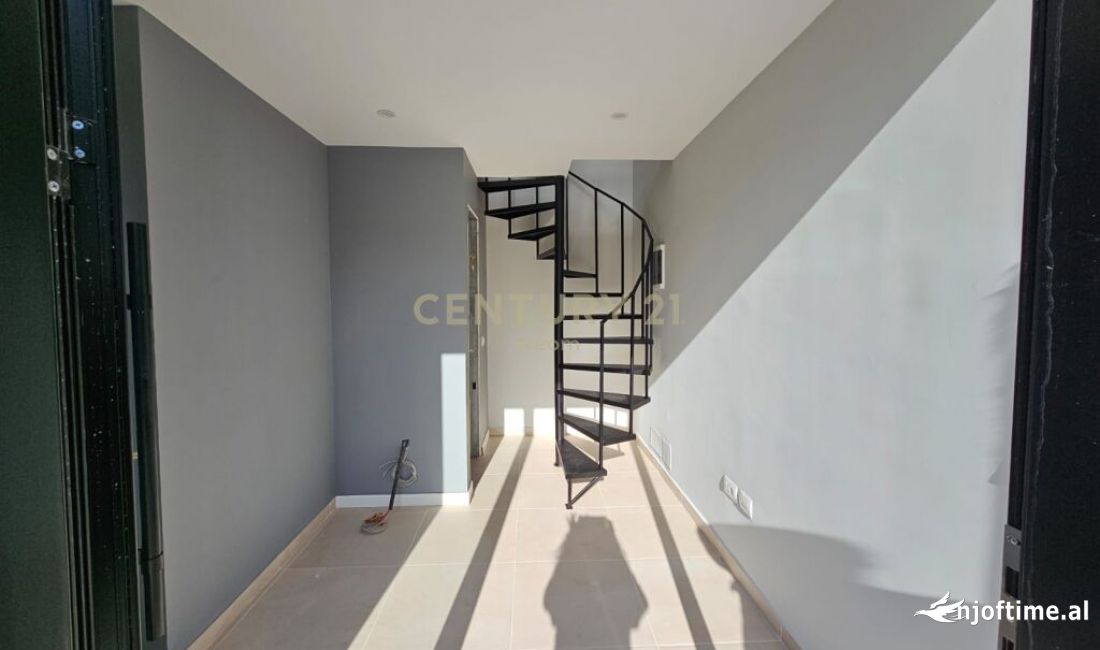 JEPET ME QERA AMBIENT PER ZYRA TEK PAZARI I RI