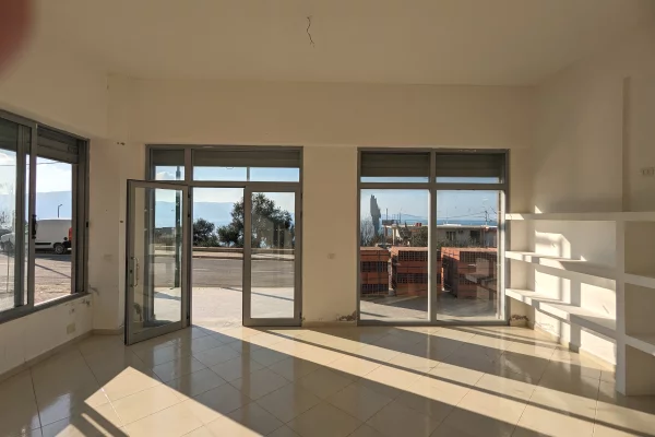 Ambiente Commerciale in Vendita 1+1 a Valona - 95,000 Euro