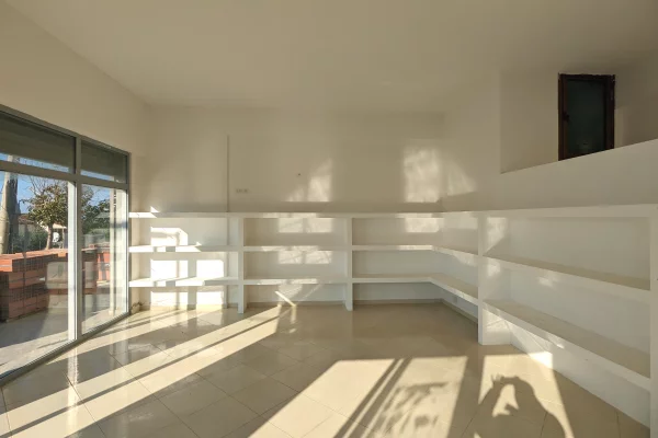 Ambiente Commerciale in Vendita 1+1 a Valona - 95,000 Euro