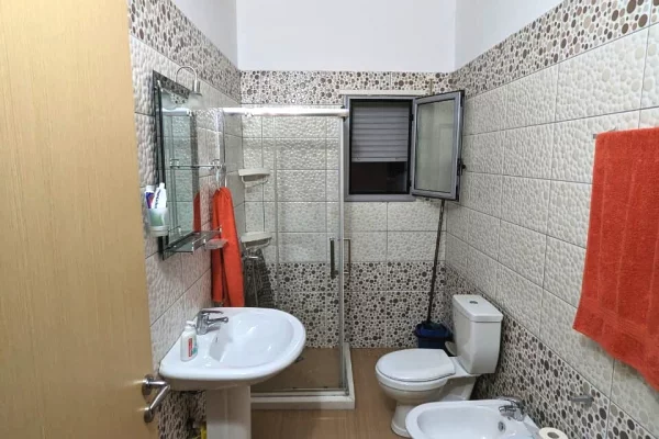 Shtepi ne shitje Apartament ne Vlore, 2+1, Mobilimi E mobiluar, Pagesa 220,000  Euro.