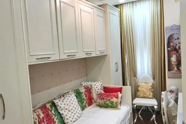 Shtepi ne shitje Apartament ne Vlore, 3+1, Mobilimi E mobiluar, Pagesa 315,000  Euro.