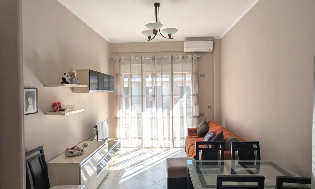 Shtepi ne shitje Apartament ne Vlore, 1+1, Mobilimi E mobiluar, Pagesa 170,000  Euro.
