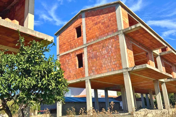 Shtepi ne shitje Shtepi Private ne Kavaje, 3+1, Mobilimi Bosh, pa mobiluar, Pagesa 515,000  Euro.