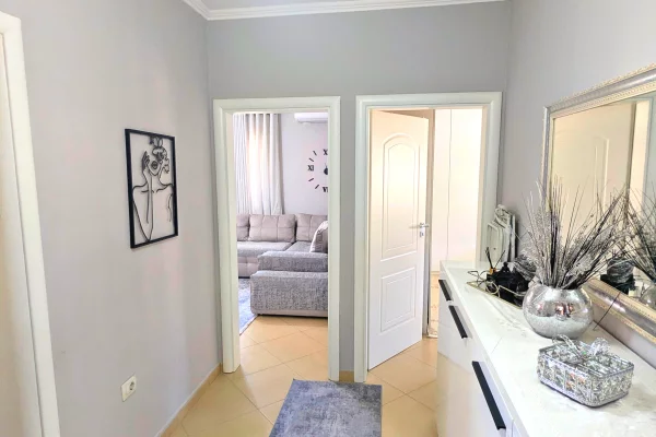 Shtepi ne shitje Apartament ne Vlore, 1+1, Mobilimi E mobiluar, Pagesa 8,800,000  Leke.