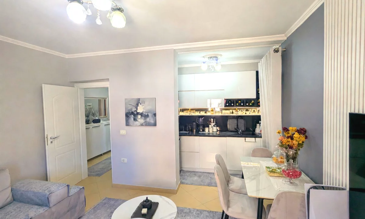 Shtepi ne shitje Apartament ne Vlore, 1+1, Mobilimi E mobiluar, Pagesa 8,800,000  Leke.