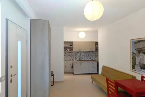 Shtepi ne shitje Apartament ne Vlore, Garsoniere, Mobilimi E mobiluar, Pagesa 99,000  Euro.