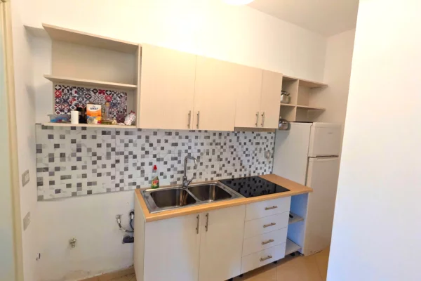 Shtepi ne shitje Apartament ne Vlore, Garsoniere, Mobilimi E mobiluar, Pagesa 99,000  Euro.