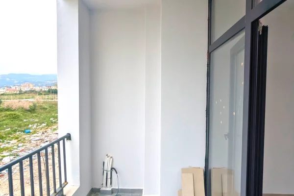 Shtepi ne shitje Apartament ne Vlore, 1+1, Mobilimi Bosh, pa mobiluar, Pagesa 98,000  Euro.