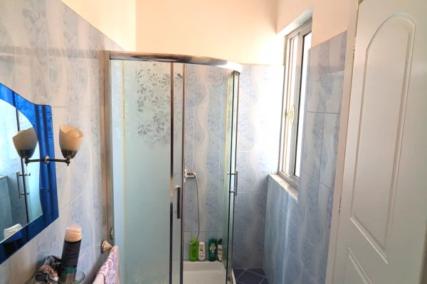 Shtepi ne shitje Apartament ne Vlore, 2+1, Mobilimi E mobiluar, Pagesa 175,000  Euro.