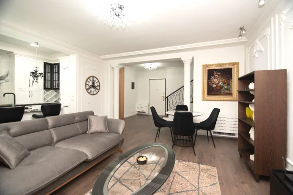 Shtepi me qera Duplex(shtepi me 2 kate) ne Vlore, 2+1, Mobilimi E mobiluar, Pagesa 1,500  Euro.