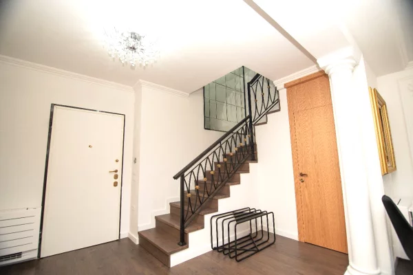 Shtepi me qera Duplex(shtepi me 2 kate) ne Vlore, 2+1, Mobilimi E mobiluar, Pagesa 1,500  Euro.