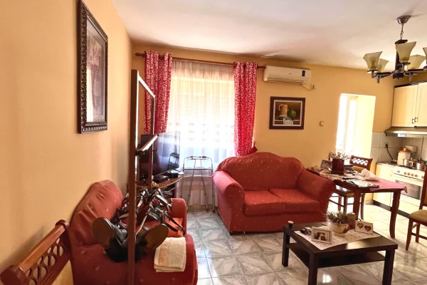 Shtepi ne shitje Apartament ne Vlore, 2+1, Mobilimi E mobiluar, Pagesa 9,500,000  Leke.