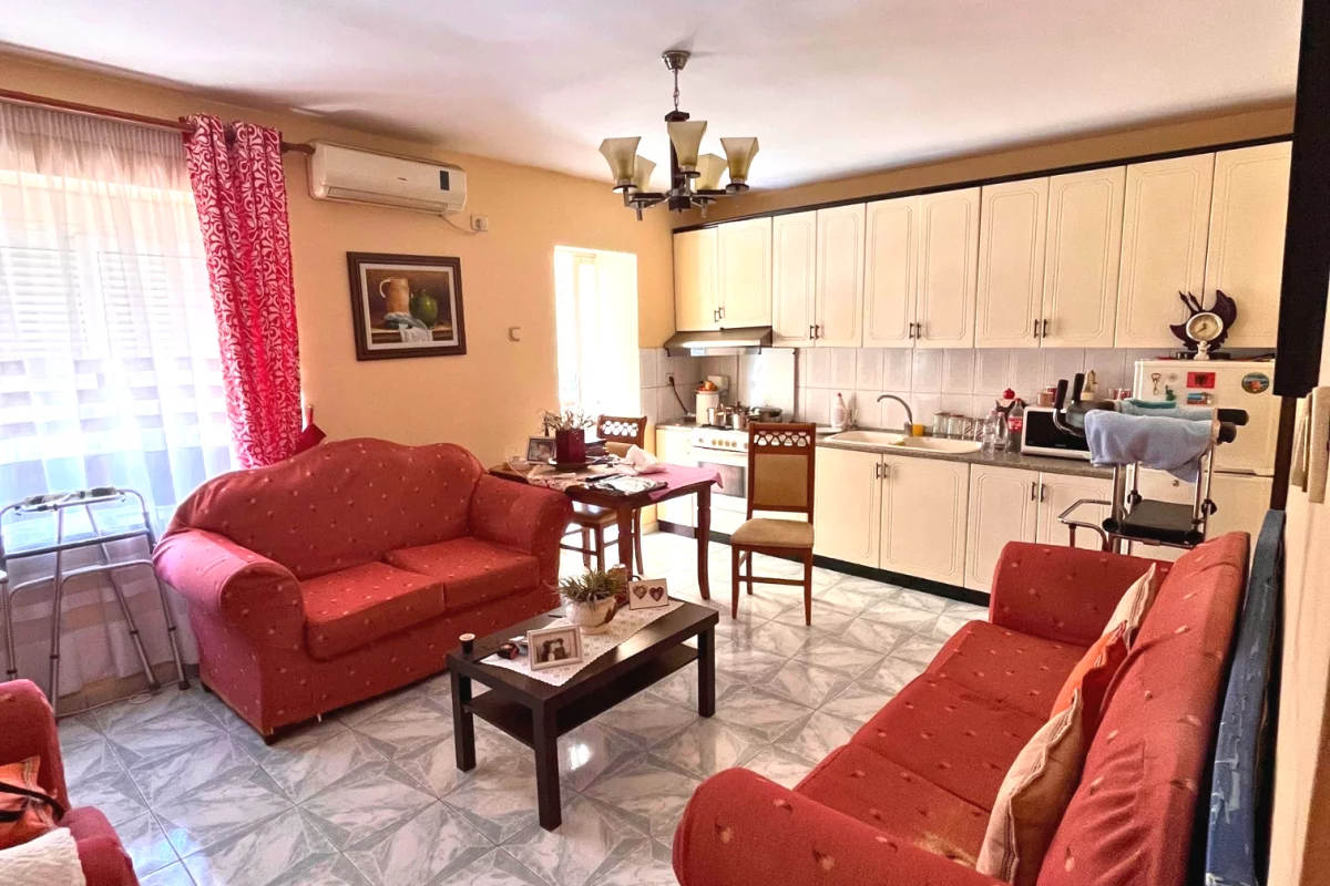 Shtepi ne shitje Apartament ne Vlore, 2+1, Mobilimi E mobiluar, Pagesa 9,500,000  Leke.