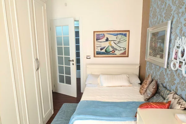 Shtepi ne shitje Apartament ne Vlore, 3+1, Mobilimi E mobiluar, Pagesa 315,000  Euro.