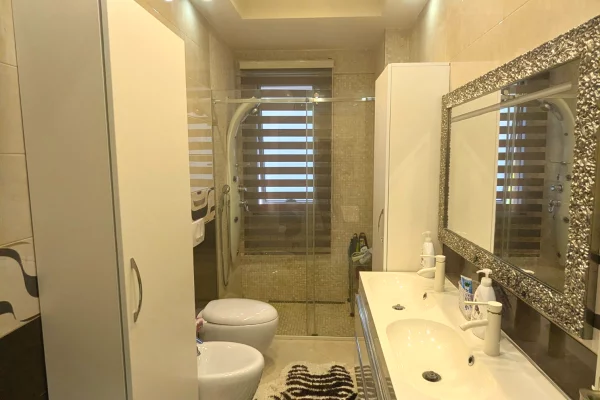 Shtepi ne shitje Apartament ne Vlore, 3+1, Mobilimi E mobiluar, Pagesa 315,000  Euro.