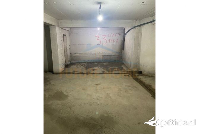 Ambiente Commerciale in Vendita 3+1 a Tirana - 90,000 Euro