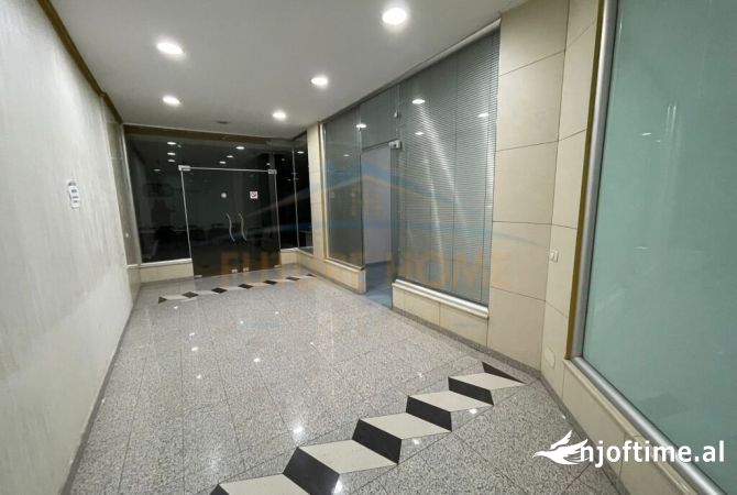 Ambiente Commerciale in Vendita 3+1 a Tirana - 90,000 Euro