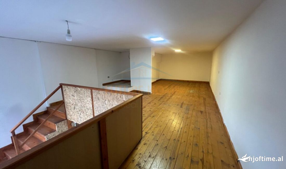 Shitet Ambient Biznesi Shkolla e Kuqe Tirane