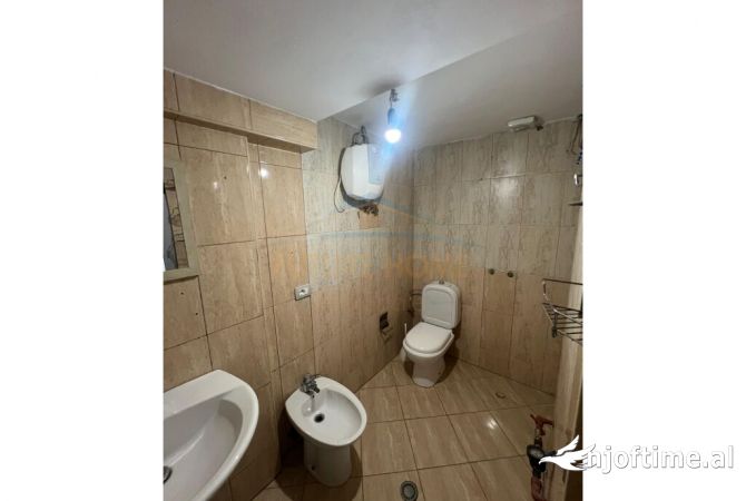 Ambiente Commerciale in Vendita 3+1 a Tirana - 120,000 Euro