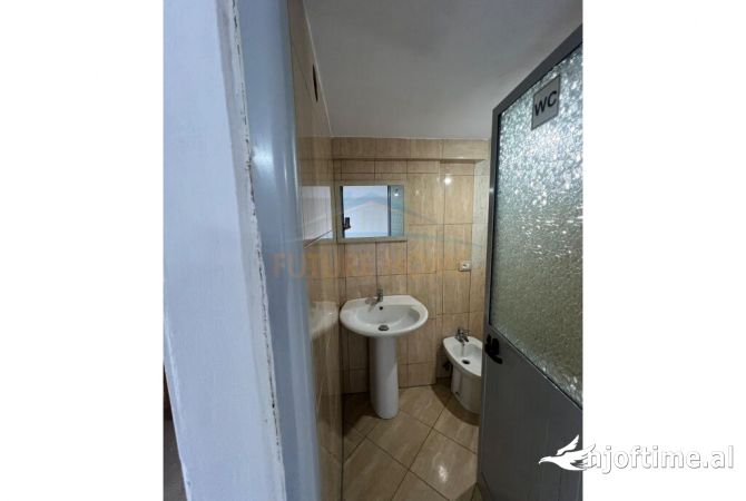 Ambiente Commerciale in Vendita 3+1 a Tirana - 120,000 Euro