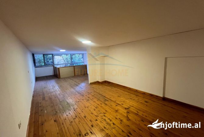 Shitet Ambient Biznesi Shkolla e Kuqe Tirane