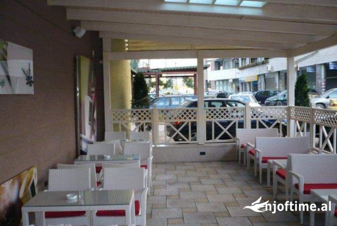 Ambiente Commerciale in Vendita 2+1 a Tirana - 270,000 Euro