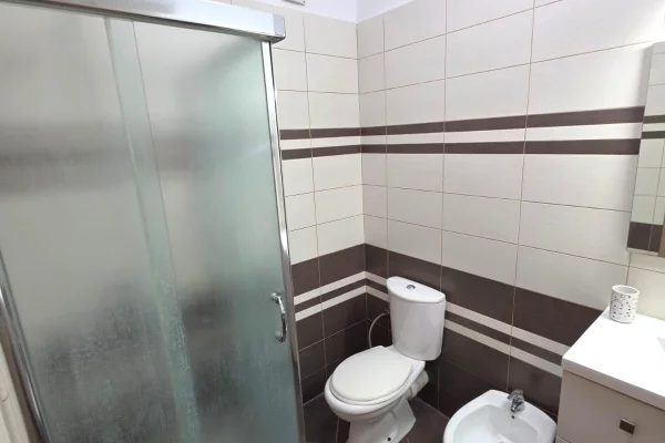 Shtepi me qera Apartament ne Tirane, 3+1, Mobilimi E mobiluar, Pagesa 75,000  Leke.