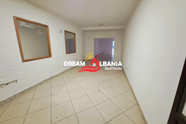 Ambient Biznesi/Zyre ne Shitje ne Zonen e Myslym Shyrit, prane Someg (ID 4161111)