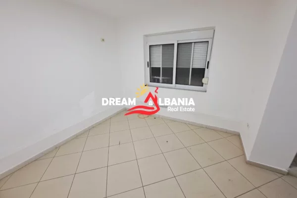 Ambient Biznesi/Zyre ne Shitje ne Zonen e Myslym Shyrit, prane Someg (ID 4161111)