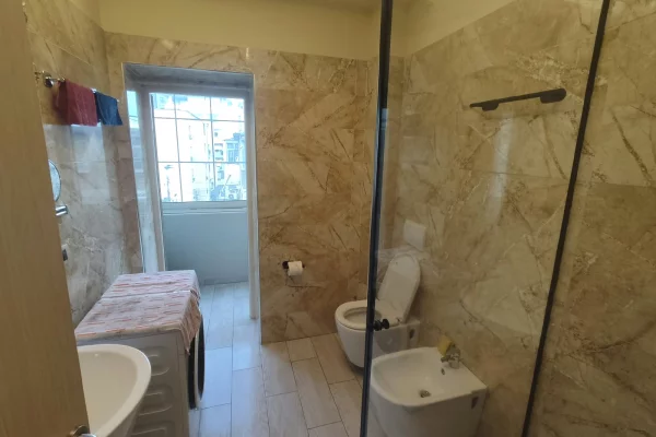 Shtepi me qera Apartament ne Tirane, 2+1, Mobilimi E mobiluar, Pagesa 80,000  Leke.