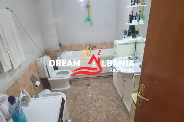 Shtepi me qera Apartament ne Tirane, 3+1, Mobilimi E mobiluar, Pagesa 75,000  Leke.