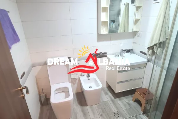 Shtepi me qera Apartament ne Tirane, 3+1, Mobilimi E mobiluar, Pagesa 75,000  Leke.