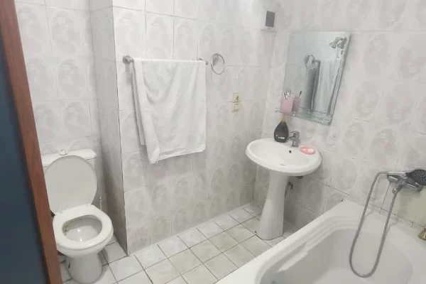 Shtepi ne shitje Apartament ne Tirane, 2+1, Mobilimi E mobiluar, Pagesa 150,000  Euro.