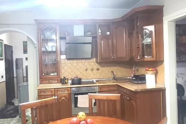 Shtepi ne shitje Apartament ne Tirane, 2+1, Mobilimi E mobiluar, Pagesa 150,000  Euro.