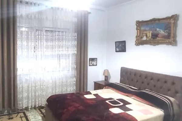 Shtepi ne shitje Apartament ne Tirane, 2+1, Mobilimi E mobiluar, Pagesa 150,000  Euro.