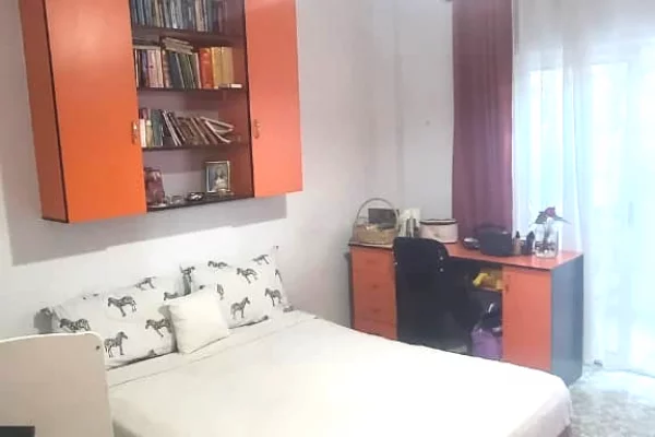 Shtepi ne shitje Apartament ne Tirane, 2+1, Mobilimi E mobiluar, Pagesa 150,000  Euro.